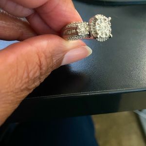 White Gold / diamond ring with 6 baguettes on each side.